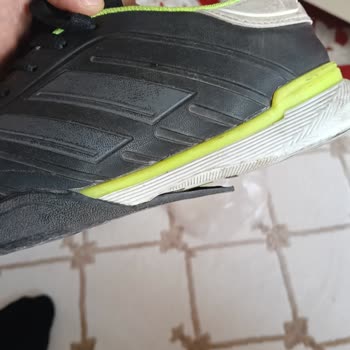 Kinetix Halı Saha Ayakkabısında Erken Tabak Açılması Ve FLO Mağazasının Değişim Reddine Şikayet