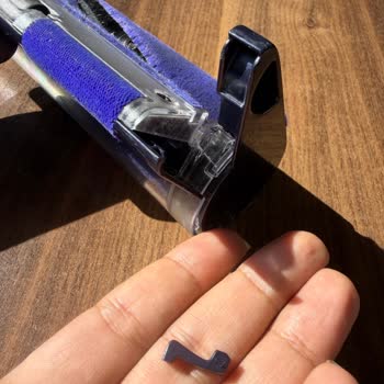 Dyson Lazerli Başlığın Küçük Plastik Kilidi Kırıldı, Garanti Desteği Reddi