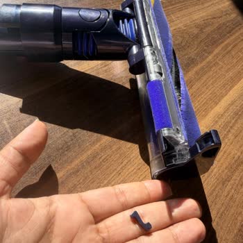 Dyson Lazerli Başlığın Küçük Plastik Kilidi Kırıldı, Garanti Desteği Reddi