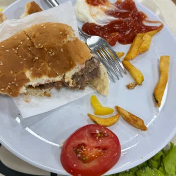 Düzce Köfteci Ramiz’de Bayat Ekmek Ve Yanmış Köfte Şikayeti