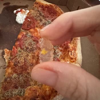 Domino’s Pizza’da Plastik Parça Bulunması Ve İade Talebi