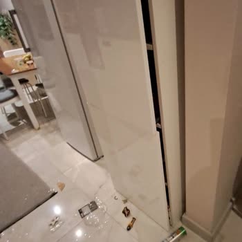 İKEA Mutfak Dolabının Kırılan Plastik Ayağı Nedeniyle Buzdolabı Hasarı Ve Garanti Reddi
