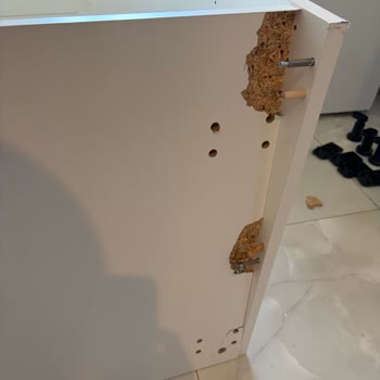 İKEA Mutfak Dolabının Kırılan Plastik Ayağı Nedeniyle Buzdolabı Hasarı Ve Garanti Reddi