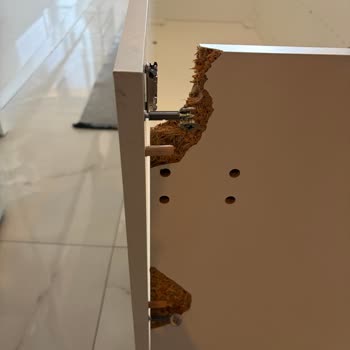 İKEA Mutfak Dolabının Kırılan Plastik Ayağı Nedeniyle Buzdolabı Hasarı Ve Garanti Reddi