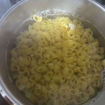 Böcekli Makarna Ve Kaba Mağaza Personeli Tutumu