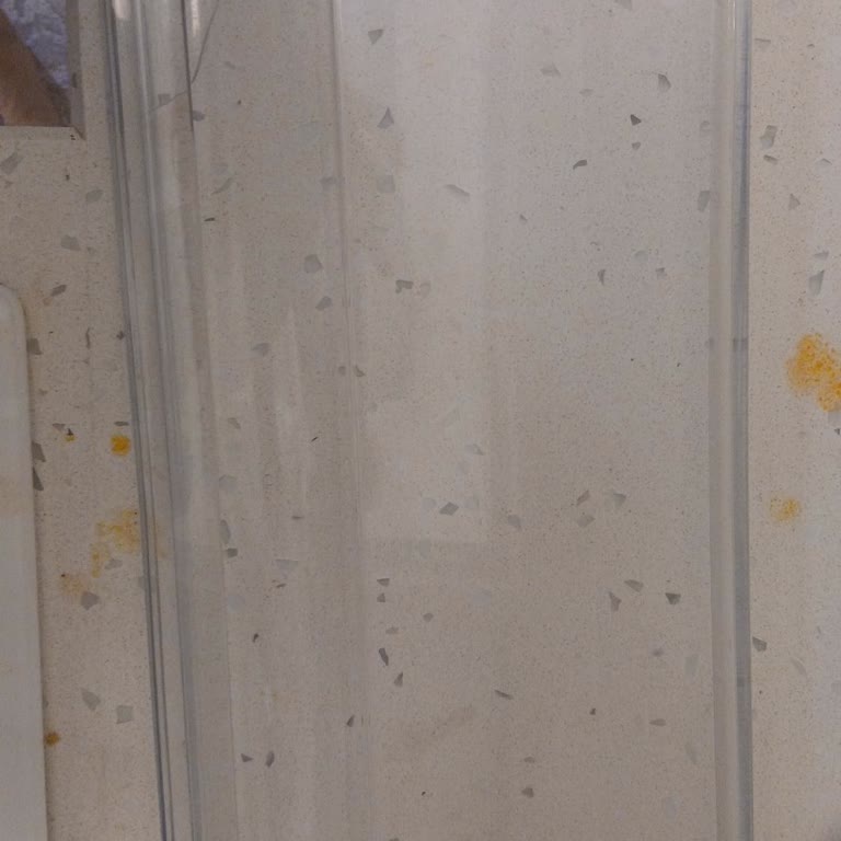 Üretim Hatası Nedeniyle Kırılan Dondurucu Kapak Ücretsiz Değiştirilmesi Talep Ediliyor