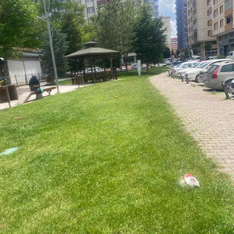 İkbal Park’ta Çocukların Canı Tehlikede: Yol Kenarı Bariyeri Talebi
