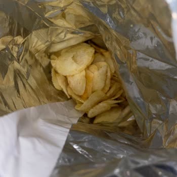 Ruffles Cipsinde Tarih Geçmemiş Olmasına Rağmen Bayat Ve Yağ Kokulu Ürün Şikayeti