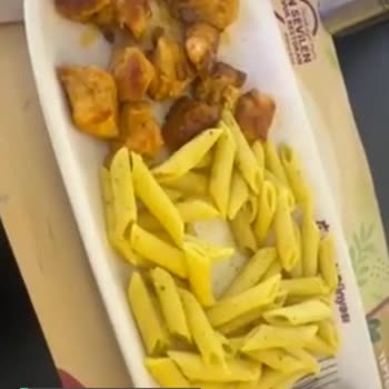 Tavuk Dünyası Yemek Kötü Ve Buz Gibi