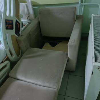Kırık Refakatçi Koltuğu Hastane Yönetiminden Çözüm Bekliyor
