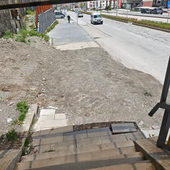 Atatürk Bulvarı Sakarya Köprülü Kavşağındaki Merdivenlerin Temizlenmemesi Güvenlik Tehlikesi