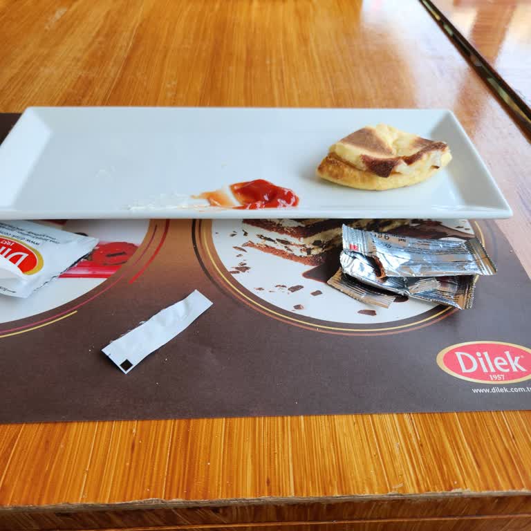 Menü Görseli Yanıltıyor: Küçükköy Şubesinde Küçük Bazlama Tost