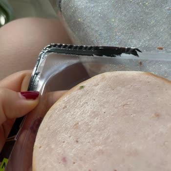 BİM'de Satın Alınan Hindi Fümede Plastik Parça Bulundu