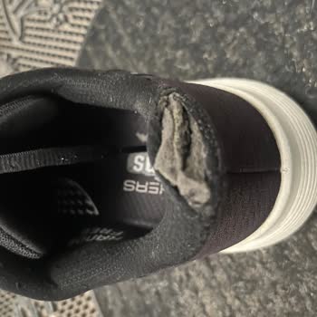 Skechers Ayakkabısının 8 Aylık Kullanım Sonrası Topuk İç Astarındaki Yırtılma Üretim Hatası Şikayeti