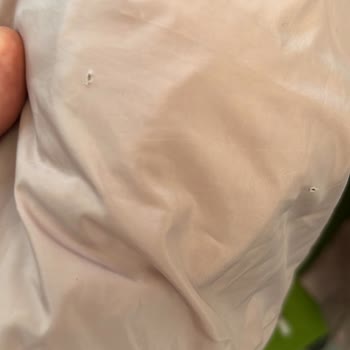 Yanıltıcı Satışla Gelen Kirli, Yırtık Ve Sigara Kokulu Yağmurluk