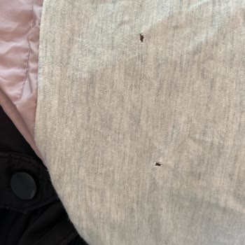 Yanıltıcı Satışla Gelen Kirli, Yırtık Ve Sigara Kokulu Yağmurluk