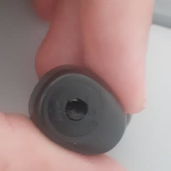 Sağ Kulaklıkta Silikon Tuş Parçası Yırtıldı Ve İşlev Kaybı