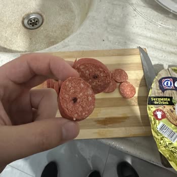 Aytaç Dana Sucukta Bulunan Siyah Böcek Kalıntısı Ve Sağlık Endişesi