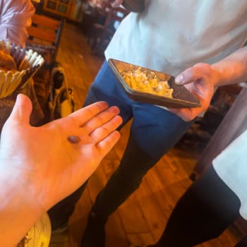 Menemenci Dayı’da Zeytin Çekirdeği Hijyen Skandalı Ve Sağlık Tehlikesi