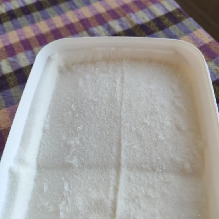 Soğuk Zincir Bozulması Nedeniyle Dondurmanın Üzerinde Buz Parçaları Ve Erime İzleri