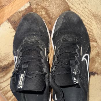 Nike Downshifter 13 Ayakkabısında Üst Ve İç Astar Yırtılması Ve Taban Çökmesi