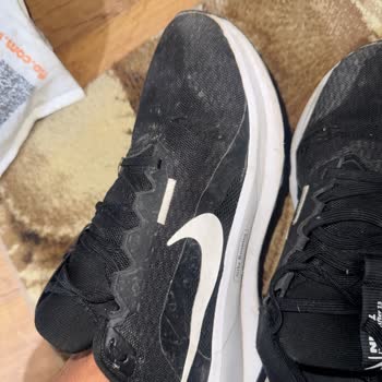 Nike Downshifter 13 Ayakkabısında Üst Ve İç Astar Yırtılması Ve Taban Çökmesi