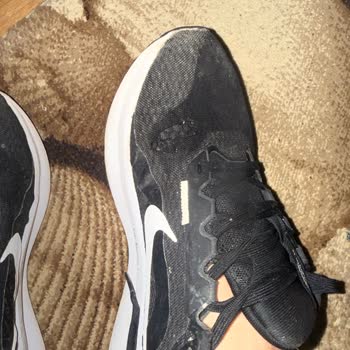 Nike Downshifter 13 Ayakkabısında Üst Ve İç Astar Yırtılması Ve Taban Çökmesi