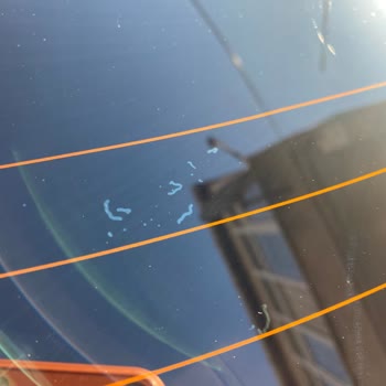 NITE Garage Camlarda Belirgin Çizikler, Kabarcıklar Ve İşçilik Hataları Oluştu