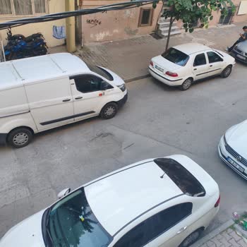 Sultangazi 1297 Sokaktaki Çukur Araç Hasarına Neden Oluyor