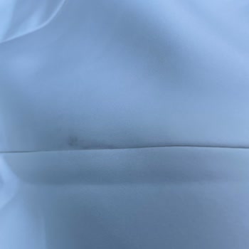 Ruj Lekeli Elbise Tesliminde Mezuniyet Töreni İçin Acil Değişim Talebi