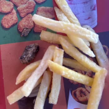 Burger King Akçakoca Şubesinde Görsel Yanıltma, Küçük Hamburger Ve Kavgacı Personel