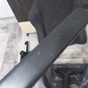 Korozyonlu Demir Aksam Ve Çiziklerle Gelen Koltuk İçin Hemen Değişim Talebi