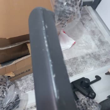 Korozyonlu Demir Aksam Ve Çiziklerle Gelen Koltuk İçin Hemen Değişim Talebi