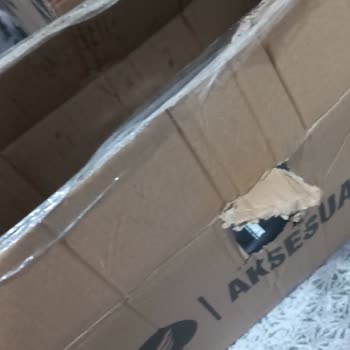 Korozyonlu Demir Aksam Ve Çiziklerle Gelen Koltuk İçin Hemen Değişim Talebi