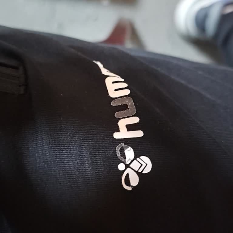 Yeni Aldığı Eşofmanda Hummel Logosu Soyulması Ve İade Reddi