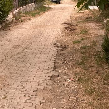 Tekirdağ’da Çukurlu Sokaklar Yaşlıları Ve Araçları Risk Altına Sokuyor