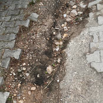 Tekirdağ’da Çukurlu Sokaklar Yaşlıları Ve Araçları Risk Altına Sokuyor