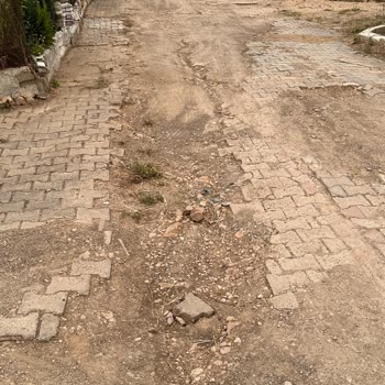 Tekirdağ’da Çukurlu Sokaklar Yaşlıları Ve Araçları Risk Altına Sokuyor