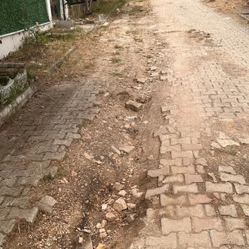 Kazı Sonrası Bozulmuş Yol Ve Tehlikeli Yaya Durumu Yetkililerden Acil Müdahale Talebi