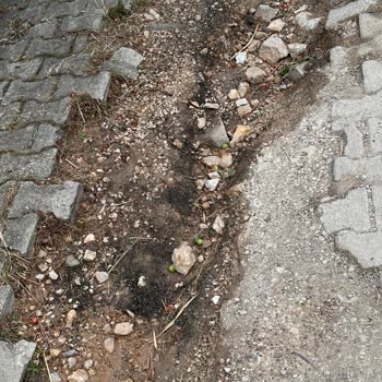 Kazı Sonrası Bozulmuş Yol Ve Tehlikeli Yaya Durumu Yetkililerden Acil Müdahale Talebi