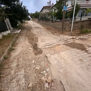Kazı Sonrası Bozulmuş Yol Ve Tehlikeli Yaya Durumu Yetkililerden Acil Müdahale Talebi