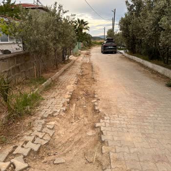 Kazı Sonrası Bozulmuş Yol Ve Tehlikeli Yaya Durumu Yetkililerden Acil Müdahale Talebi