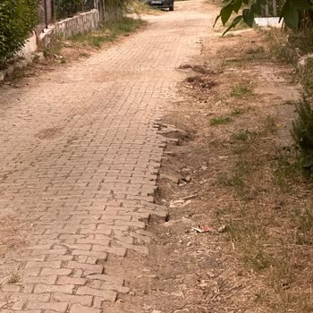 Kazı Sonrası Bozulmuş Yol Ve Tehlikeli Yaya Durumu Yetkililerden Acil Müdahale Talebi