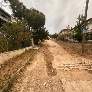 Kazı Sonrası Bozulmuş Yol Ve Tehlikeli Yaya Durumu Yetkililerden Acil Müdahale Talebi