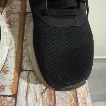 Reebok Ayakkabısındaki Deformasyon İçin Mağaza Reddetti, Değişim Veya İade Talebi