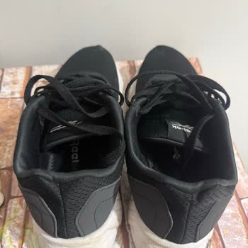Reebok Ayakkabısındaki Deformasyon İçin Mağaza Reddetti, Değişim Veya İade Talebi