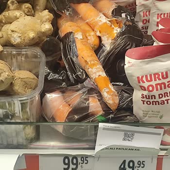 Migros Kayseri Şubesinde Sebze Reyonunda Hijyen İhlali Ve Küflenmiş Ürünler