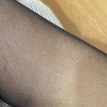 Penti Çorapları Anında Yırtıldı, Hazır Deliklerle Satıldı
