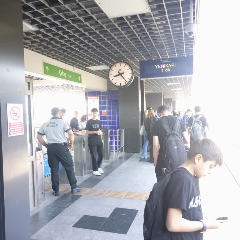 Zeytinburnu Metro Güvenlik Görevlisinin Saygısız Tutumu