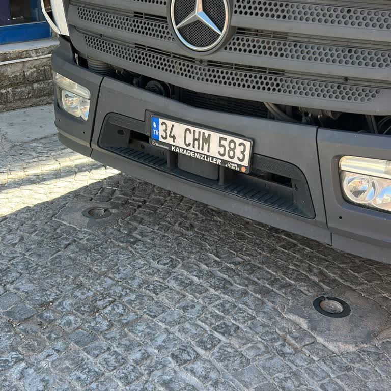 Alaçatı BİM Mağazasında Kamyon Yolu Kapattığı İçin Trafik Sorunu